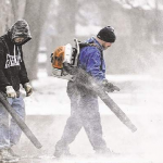 Usare il soffiatore per pulire la neve